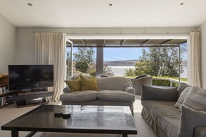 TV - Charming Family Getaway So close to Lake Taupo (Taupō)