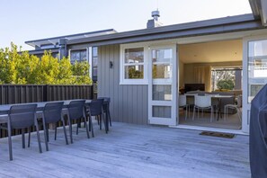 Outdoor dining - Charming Family Getaway So close to Lake Taupo (Taupō)