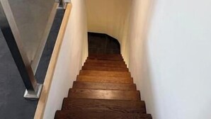 A modern staircase with wooden steps and a glass railing. - Mabel House Suites - Intimate and sensory experience in Sierra de Gredos (Mijares)