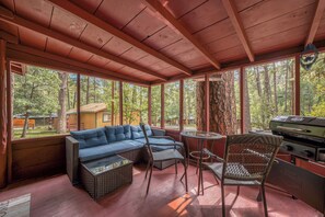 Outdoor dining - Outlaw Cabin - Newly Renovated, Covered Deck, Tons of Wildlife (Ruidoso)