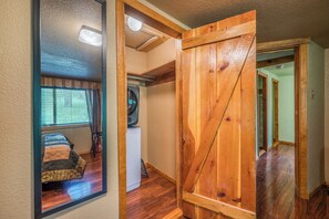 WiFi, bed sheets - Outlaw Cabin - Newly Renovated, Covered Deck, Tons of Wildlife (Ruidoso)