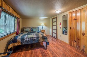 2 bedrooms, WiFi, bed sheets - Outlaw Cabin - Newly Renovated, Covered Deck, Tons of Wildlife (Ruidoso)