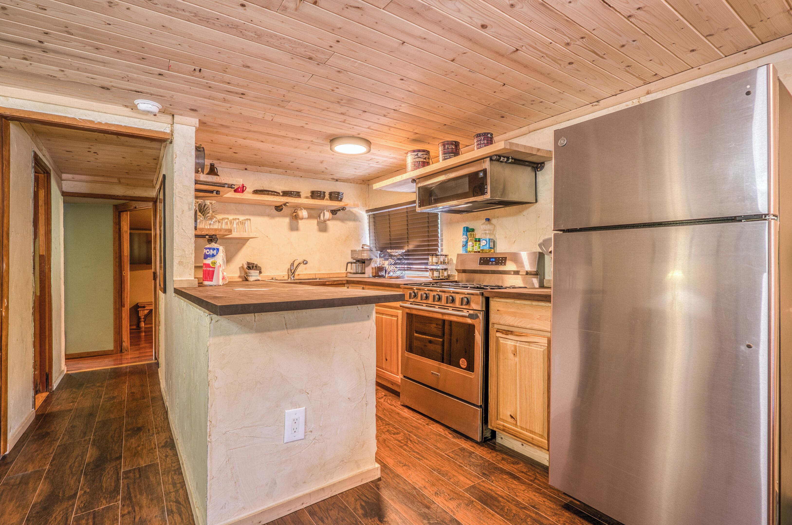 Een microgolfoven, een oven, een kookplaat, een vaatwasser