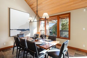 Dining - ❄︎Harmony Chalet❄︎ | 3BR Village Townhome| Mtn Views & BBQ in Montebello (Whistler)