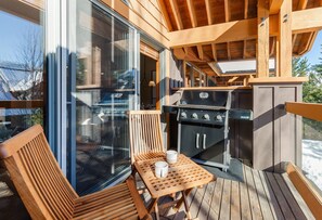 Outdoor dining - ❄︎Harmony Chalet❄︎ | 3BR Village Townhome| Mtn Views & BBQ in Montebello (Whistler)