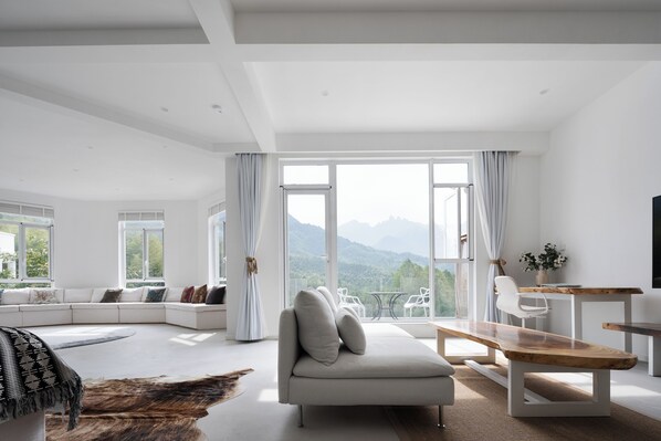 Elite-Dreibettzimmer, Hügelblick | Hochwertige Bettwaren, Daunenbettdecken, individuell dekoriert