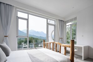 Familien-Dreibettzimmer, Hügelblick | Hochwertige Bettwaren, Daunenbettdecken, individuell dekoriert