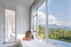 Grand-Dreibettzimmer, Hügelblick | Hochwertige Bettwaren, Daunenbettdecken, individuell dekoriert
