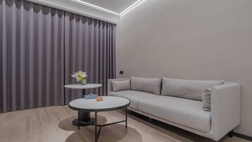 Escritorio, espacio para trabajar con laptop y cortinas blackout