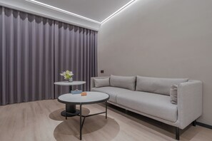 Phòng 3 dành cho gia đình | Bàn, khu vực làm việc phù hợp cho laptop, màn/rèm cản sáng 