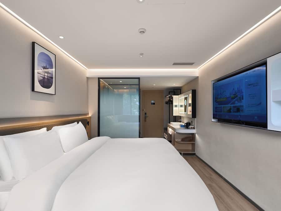 Escritorio, espacio para trabajar con laptop y cortinas blackout