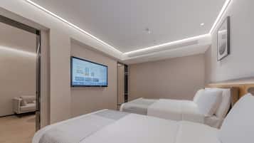 Family Triple Room | Desk, laptop workspace, blackout drapes, soundproofing