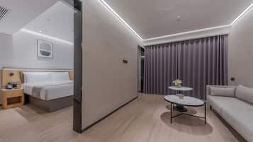 Family Triple Room | Desk, laptop workspace, blackout drapes, soundproofing