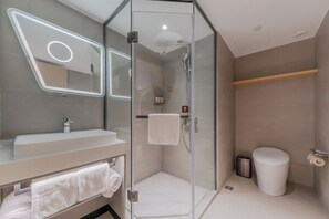 Habitación doble superior | Baño | Artículos de higiene personal gratuitos, secador de pelo y zapatillas