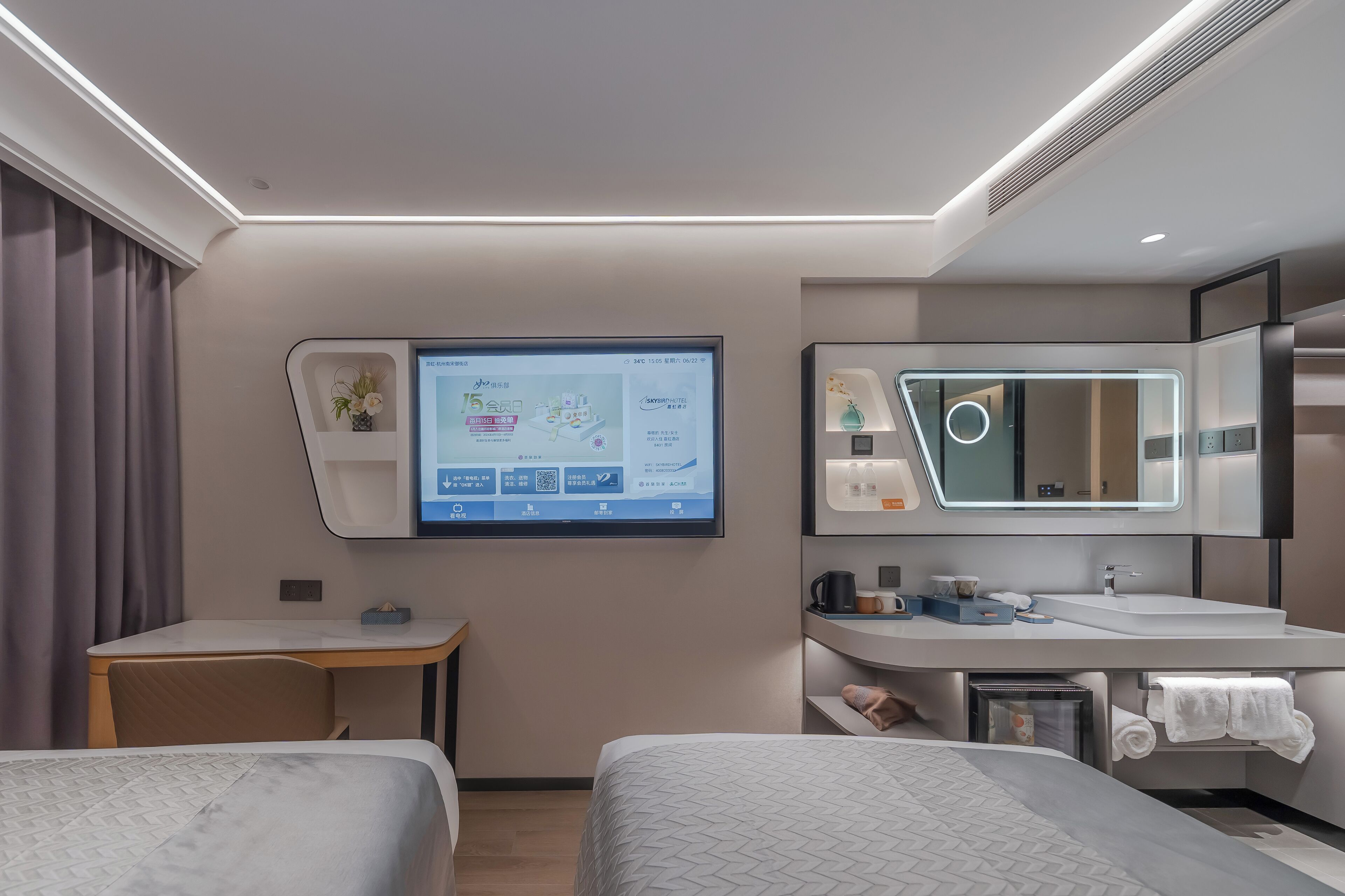 Habitació d'hotel moderna amb llit, escriptori i bany.