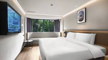 Escritorio, espacio para trabajar con laptop y cortinas blackout