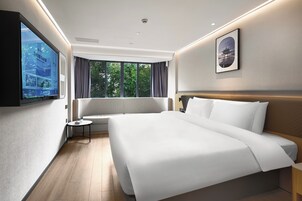 Business Double or Twin Room | Desk, laptop workspace, blackout drapes, soundproofing