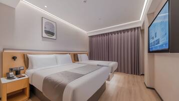 Escritorio, espacio para trabajar con laptop y cortinas blackout