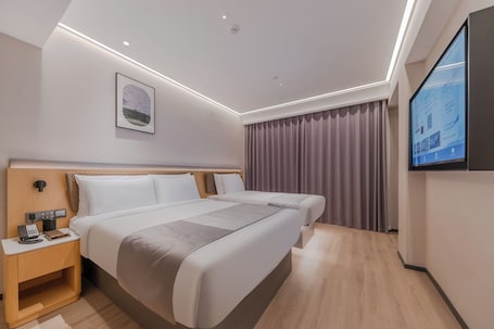 Family Triple Room | Desk, laptop workspace, blackout drapes, soundproofing