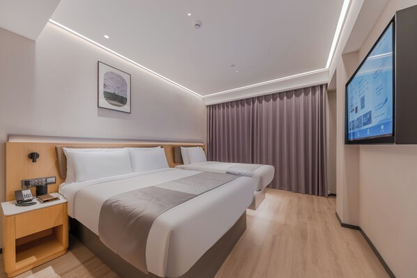 Phòng 3 dành cho gia đình | Bàn, khu vực làm việc phù hợp cho laptop, màn/rèm cản sáng 