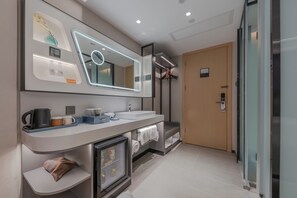 Phòng đôi hoặc 2 giường đơn Business | Bàn, khu vực làm việc phù hợp cho laptop, màn/rèm cản sáng 