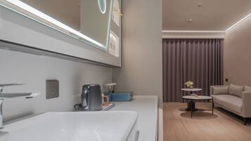 Escritorio, espacio para trabajar con laptop y cortinas blackout