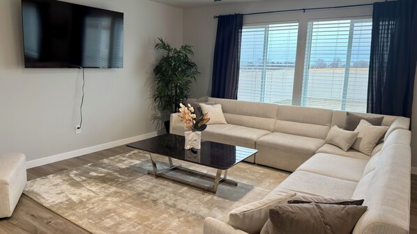 Living area - Stylish 4BR Retreat in Meridian (Meridian)