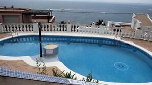 Ein Pool mit Blick auf den Ozean.