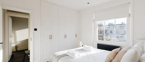 Bureau, fer et planche à repasser, accès Internet, draps fournis