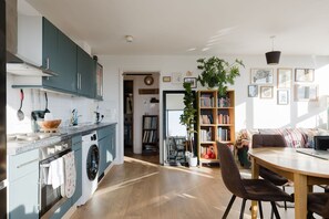 Fridge, oven, coffee/tea maker, toaster - GuestReady - Apartment in Brixton with Balcony (London)