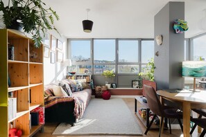 TV, books - GuestReady - Apartment in Brixton with Balcony (London)