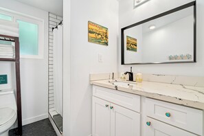 Sèche-cheveux, serviettes fournies