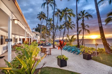 Outdoor dining. The Lilikoi TVU-1867 - Ke Iki Beach Bungalows