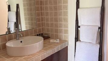 Dusj, hårføner, håndklær og såpe