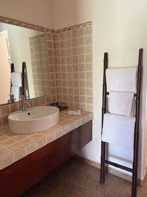 Regadera, secadora de cabello, toallas, jabón 