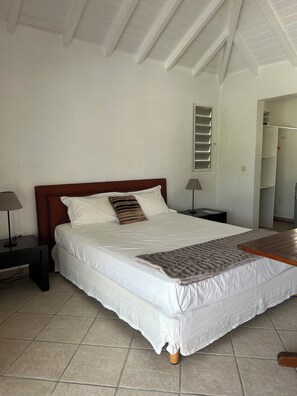 2 habitaciones, tabla de planchar con plancha, wifi y ropa de cama 