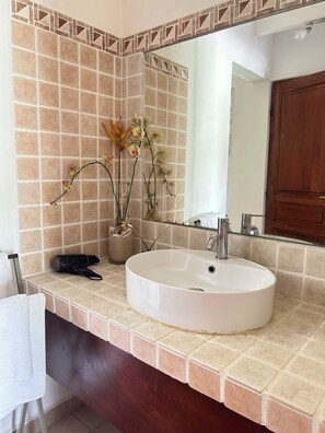 Douche, sèche-cheveux, serviettes fournies, savon