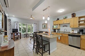 Jääkaappi, mikroaaltouuni, uuni, liesi