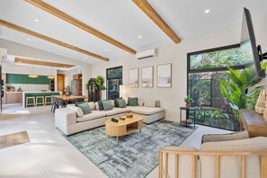 Televisión, estéreo y oficina 