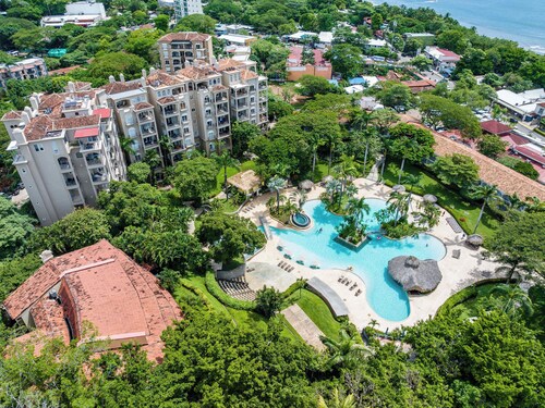 Tamarindo Beach | Pool & Free Concierge