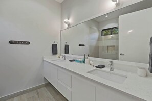 Shower, hair dryer, towels, shampoo - Private Pool Villa with Concierge & Beach Access (Playa Potrero)