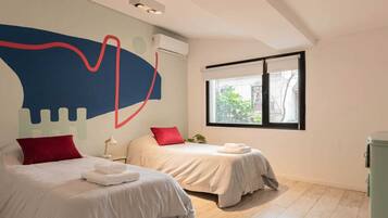 6 habitaciones, escritorio, tabla de planchar con plancha y wifi