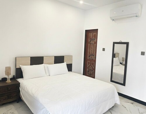 Luxurious 2BR Penthouse just 10 mins from airport.
