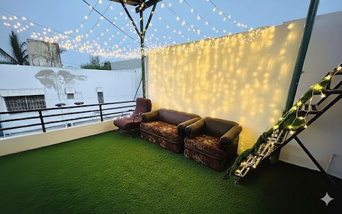 Luxurious 2BR Penthouse just 10 mins from airport.