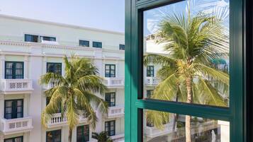 Standaard tweepersoonskamer, balkon | Luxe beddengoed, donsdekens, bedden met traagschuimmatrassen, een bureau