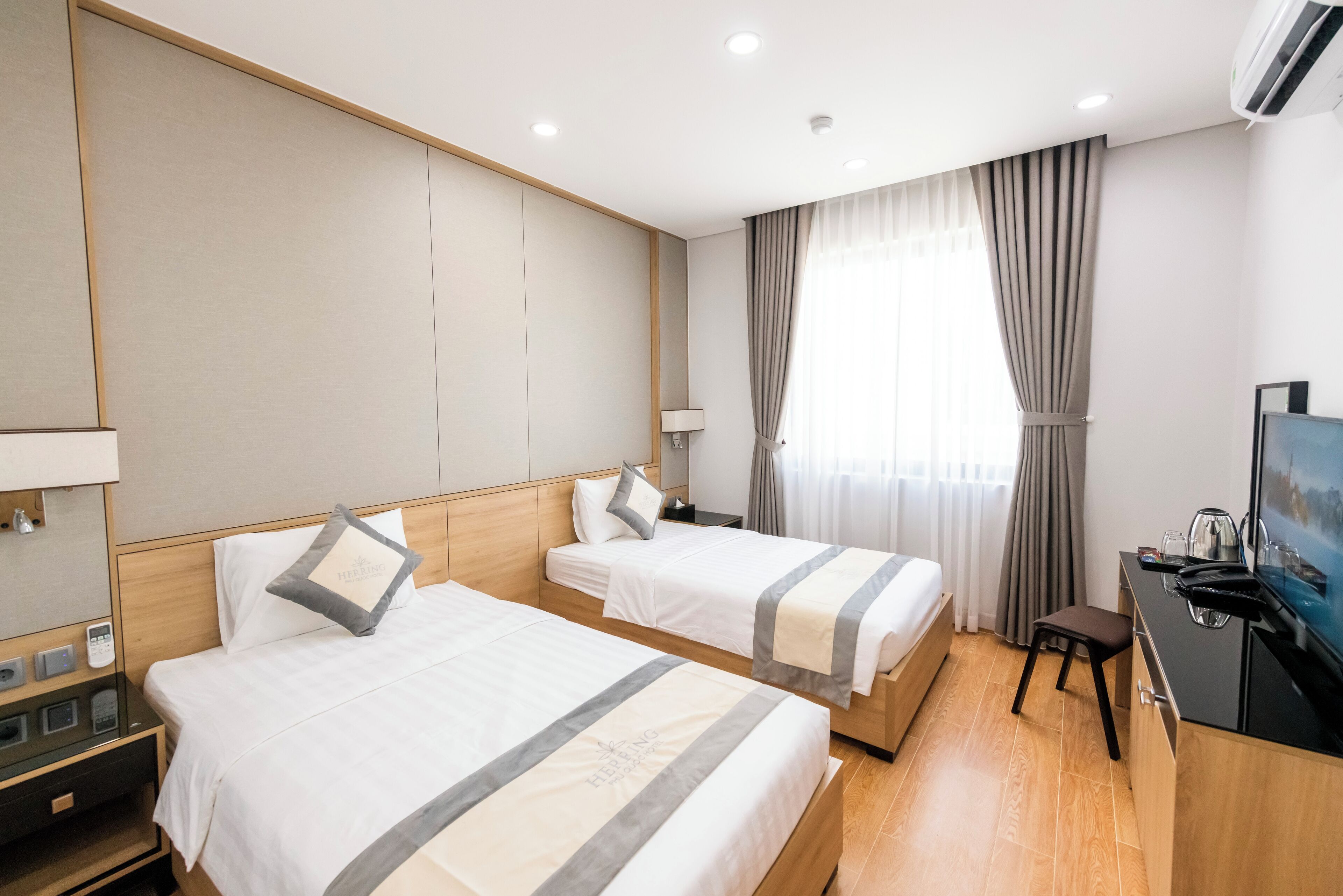 高級寢具、羽絨被、記憶床墊、書桌