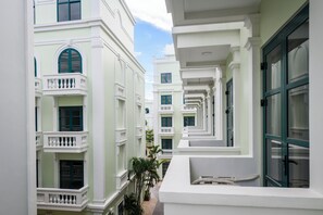 Habitación doble superior, balcón | Vista a la calle