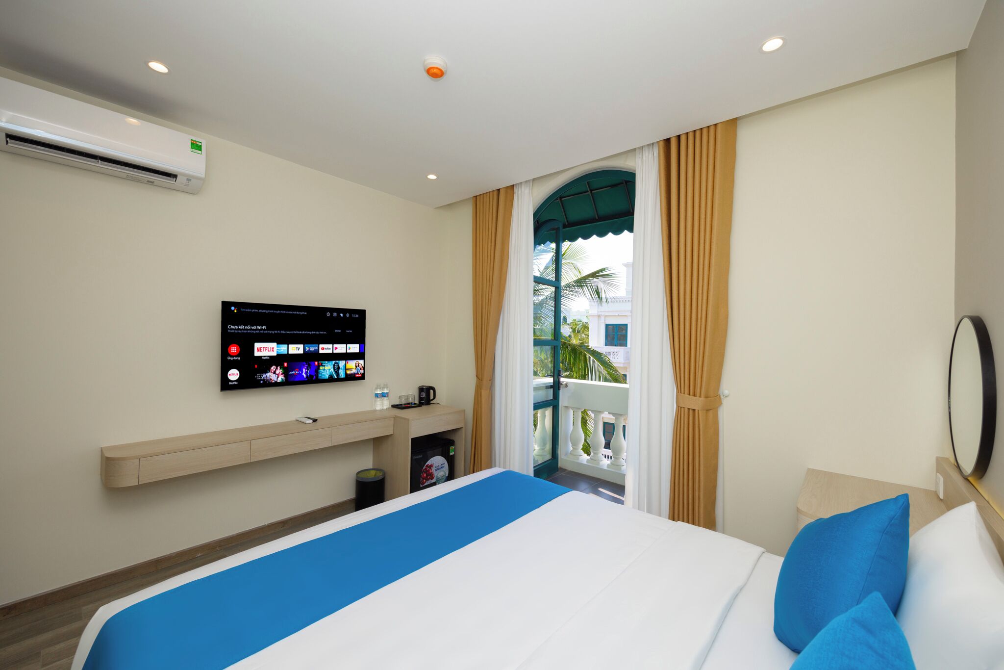 Standaard tweepersoonskamer, balkon | Luxe beddengoed, donsdekens, bedden met traagschuimmatrassen, een bureau