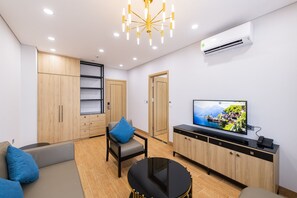 Estudio, 2 camas individuales | Zona de estar | Televisión de pantalla plana de 39 pulgadas con canales por cable