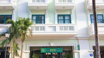 Luxe beddengoed, donsdekens, bedden met traagschuimmatrassen, een bureau